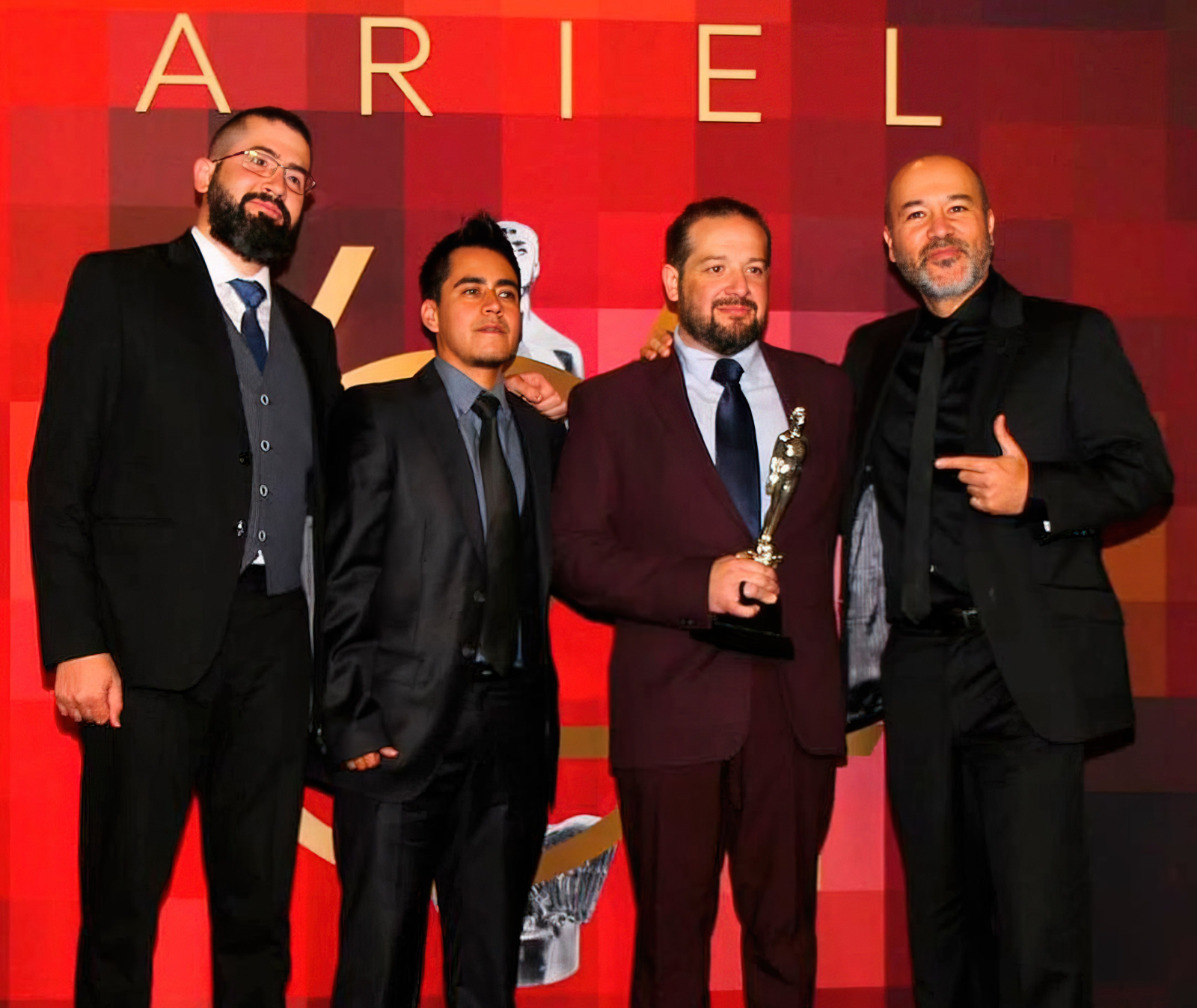 Fernando Campos y el equipo de Aztech con el Premio Ariel 2022.
