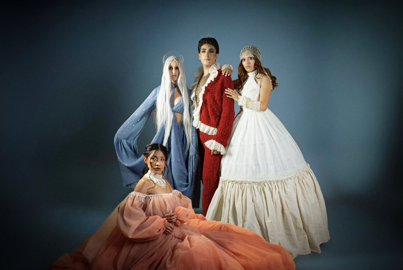 Colección de Anna Rettally: cuatro propuestas de diseño de moda sobre fondo azul.