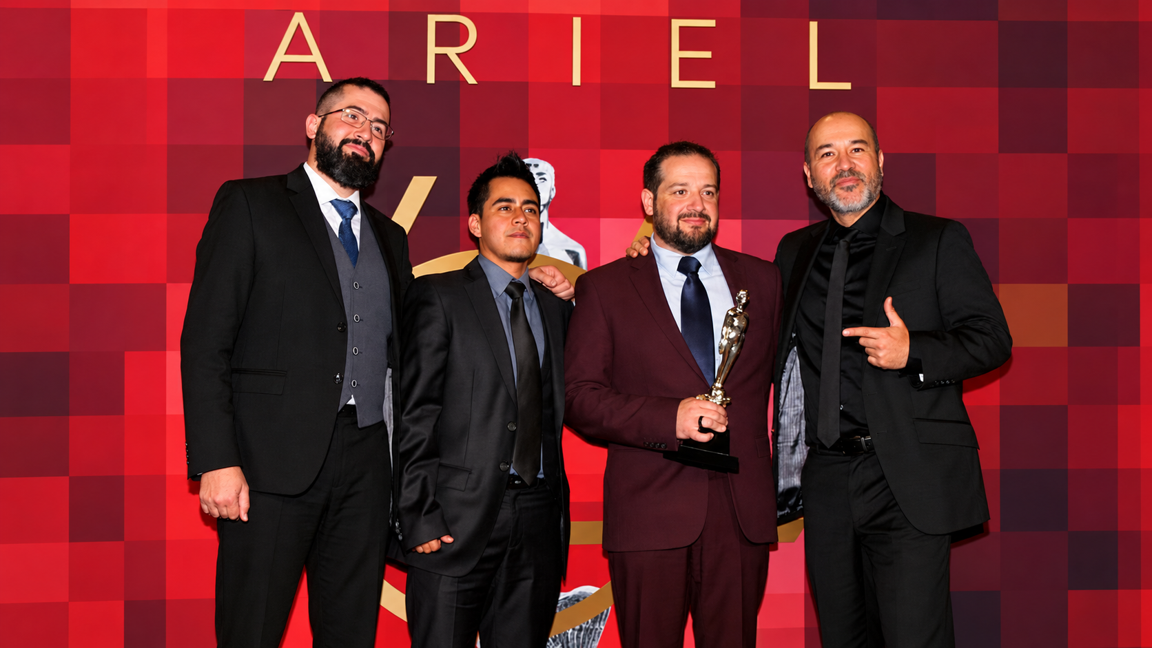 Cuatro profesionales posan con una estatuilla en los Premios Ariel.