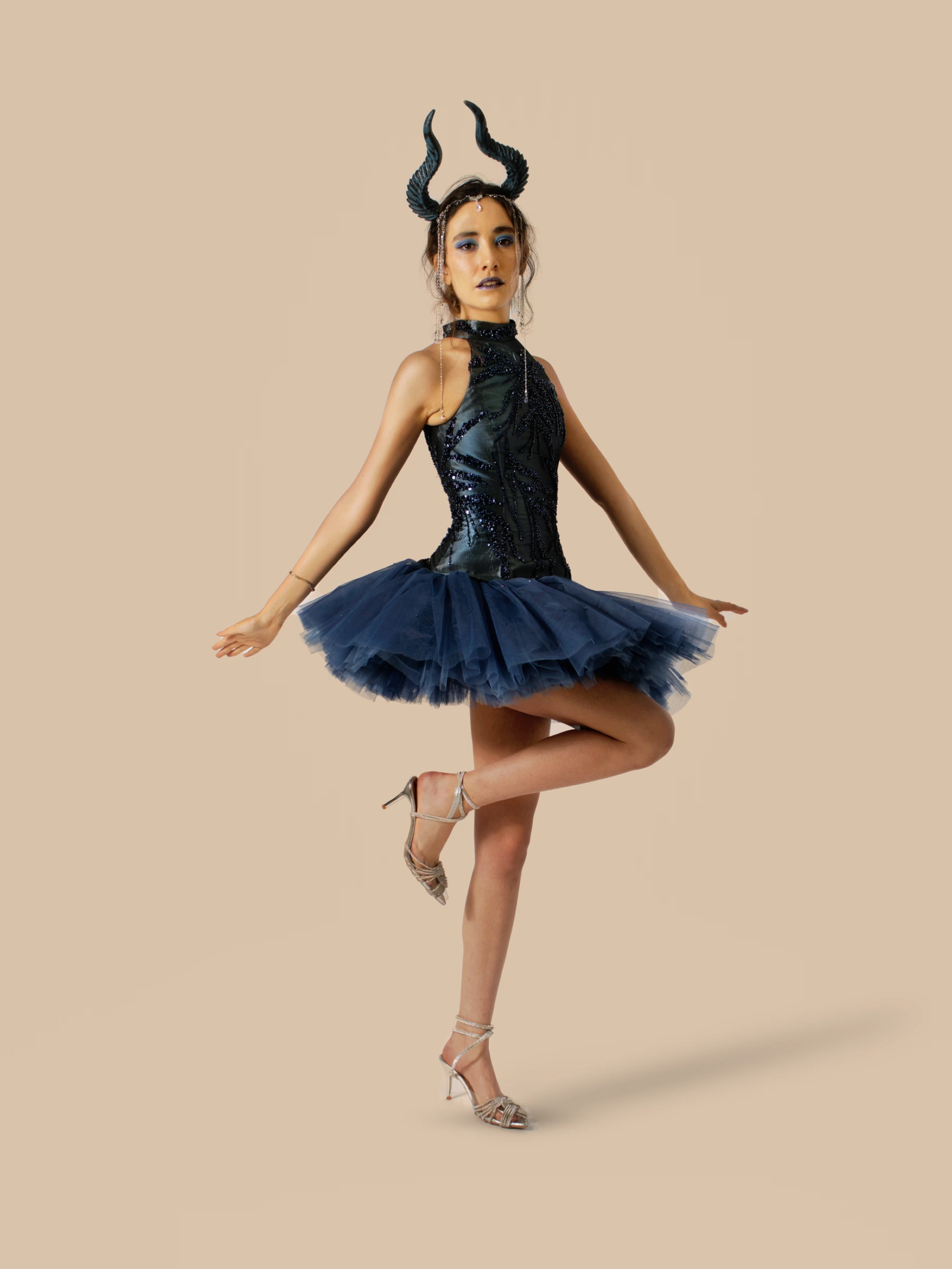 Diseño de Sofía Damhar Ramírez: corsé negro y falda de tul azul sobre fondo beige.