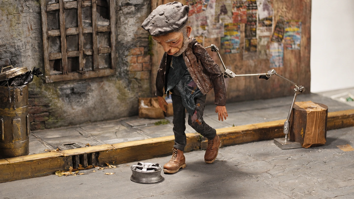 Personaje de stop motion caminando por una calle en miniatura.
